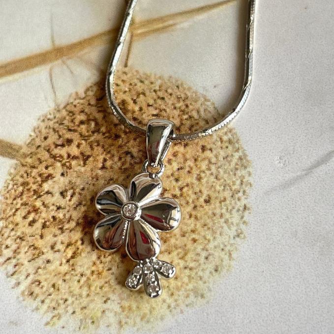 Elegant 925 Silver Flower Pendant With Sparkling Accents