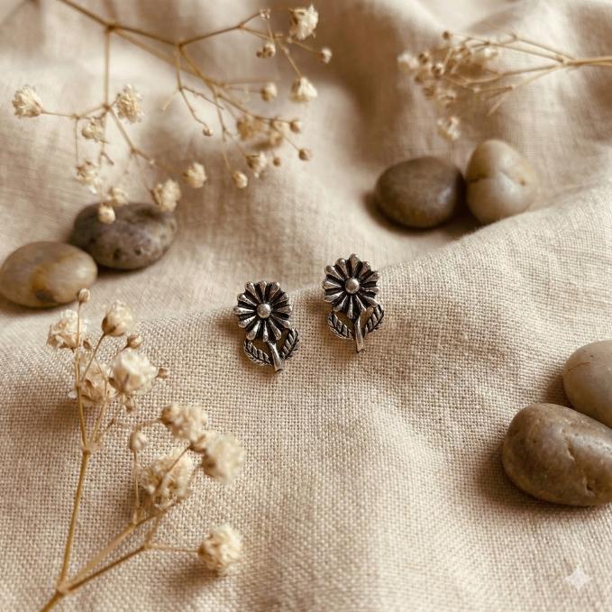 925 Oxidised Silver Daisy Flower Stud Earrings β Elegant Unisex Tops