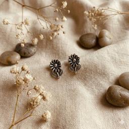 925 Oxidised Silver Daisy Flower Stud Earrings β Elegant Unisex Tops thumbnail 1