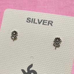 925 Oxidised Silver Daisy Flower Stud Earrings β Elegant Unisex Tops thumbnail 2