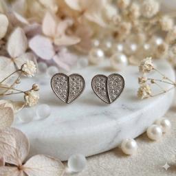 Heart-in-bloom Diamond Stud thumbnail 1